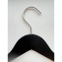 PERCHA DE MADERA NEGRA CON GANCHO Y BARRA