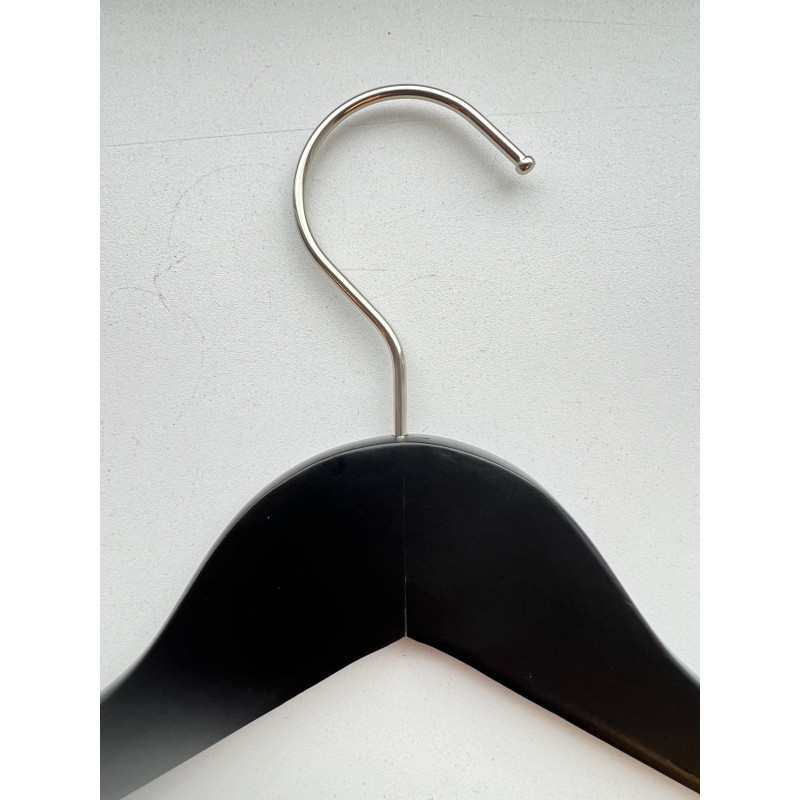 PERCHA DE MADERA NEGRA CON GANCHO Y BARRA