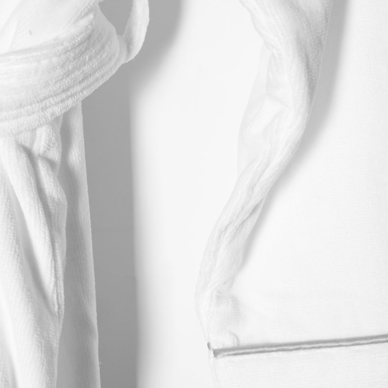 410gr/m2 velours badjas voor luxe hotels uit voorraad leverbaar