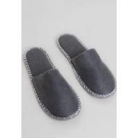 Zapatillas de hotel cerradas de fieltro gris