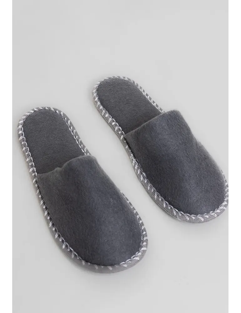 Zapatillas de hotel cerradas de fieltro gris