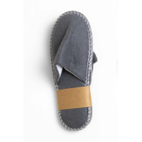 Zapatillas de hotel cerradas de fieltro gris