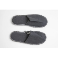 Zapatillas de hotel cerradas de fieltro gris