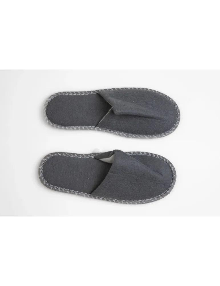 Zapatillas de hotel cerradas de fieltro gris