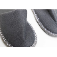 Zapatillas de hotel cerradas de fieltro gris