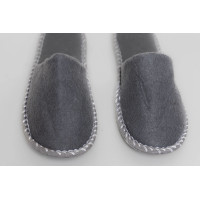 Zapatillas de hotel cerradas de fieltro gris