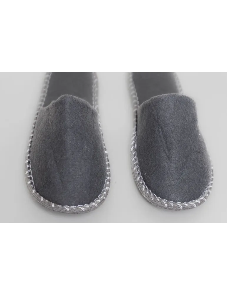 Zapatillas de hotel cerradas de fieltro gris