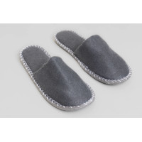 Zapatillas de hotel cerradas de fieltro gris