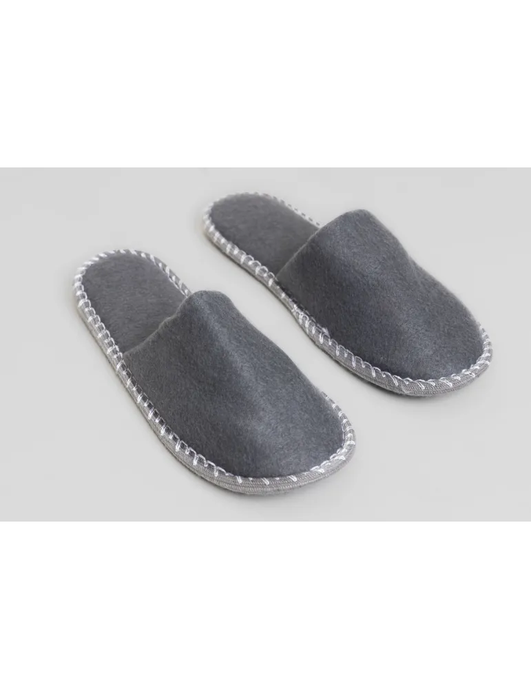 Zapatillas de hotel cerradas de fieltro gris