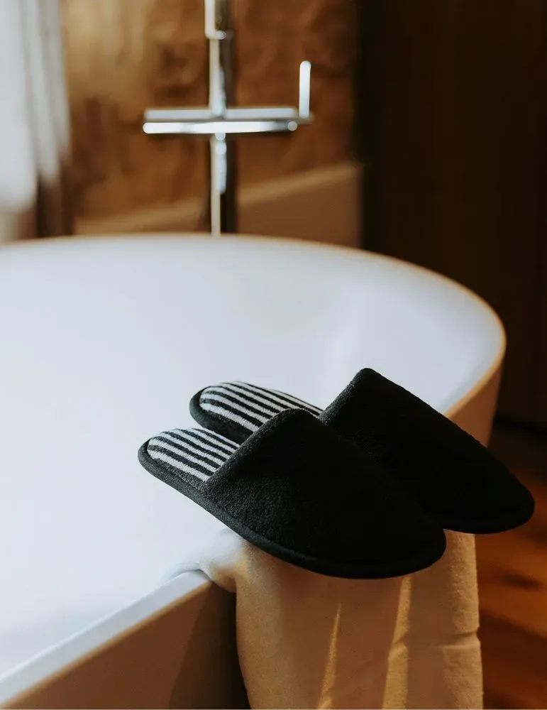 Pantuflas de Spa para Hombre Cerradas H2O Estriadas Negras