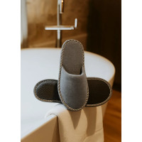 Zapatillas de hotel cerradas de fieltro gris