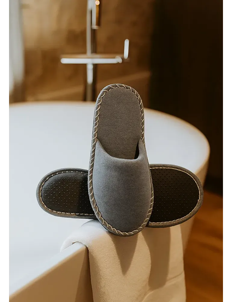 Zapatillas de hotel cerradas de fieltro gris