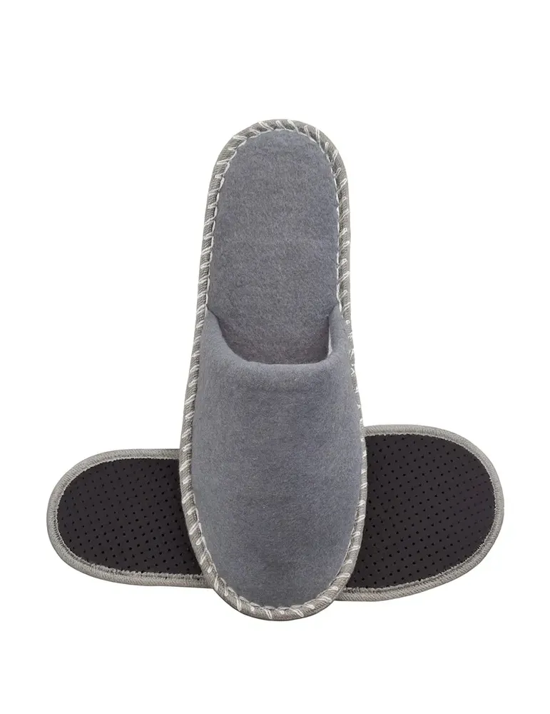 Zapatillas de hotel cerradas de fieltro gris