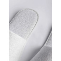 Witte katoenen badstof schoenen voor hotels