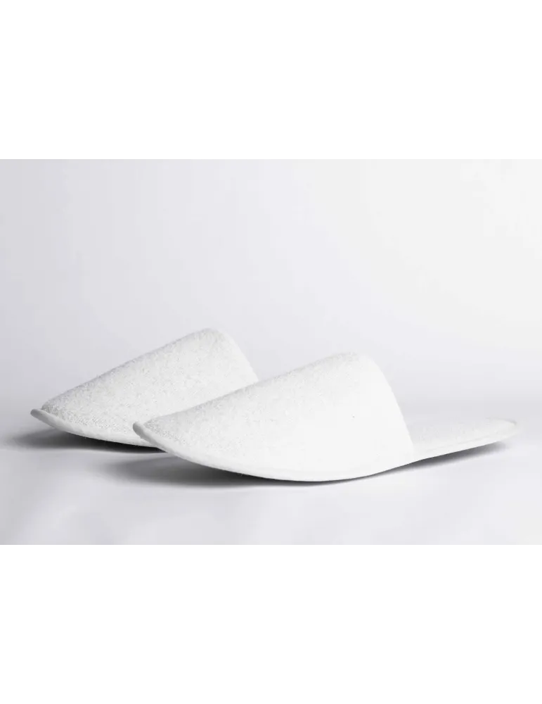 Witte katoenen badstof schoenen voor hotels