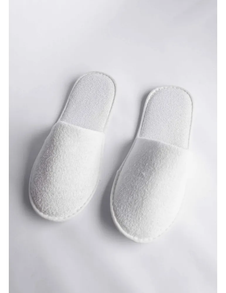 Witte katoenen badstof schoenen voor hotels