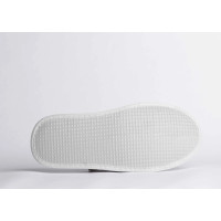 Witte katoenen badstof schoenen voor hotels