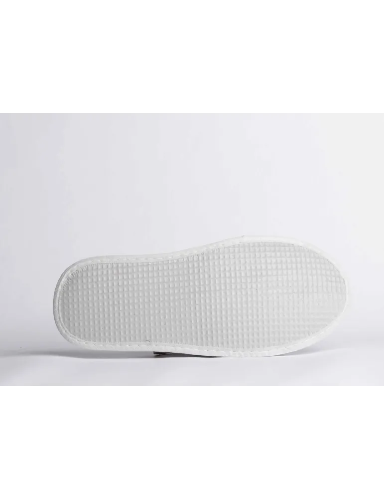 Witte katoenen badstof schoenen voor hotels