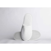 Witte katoenen badstof schoenen voor hotels
