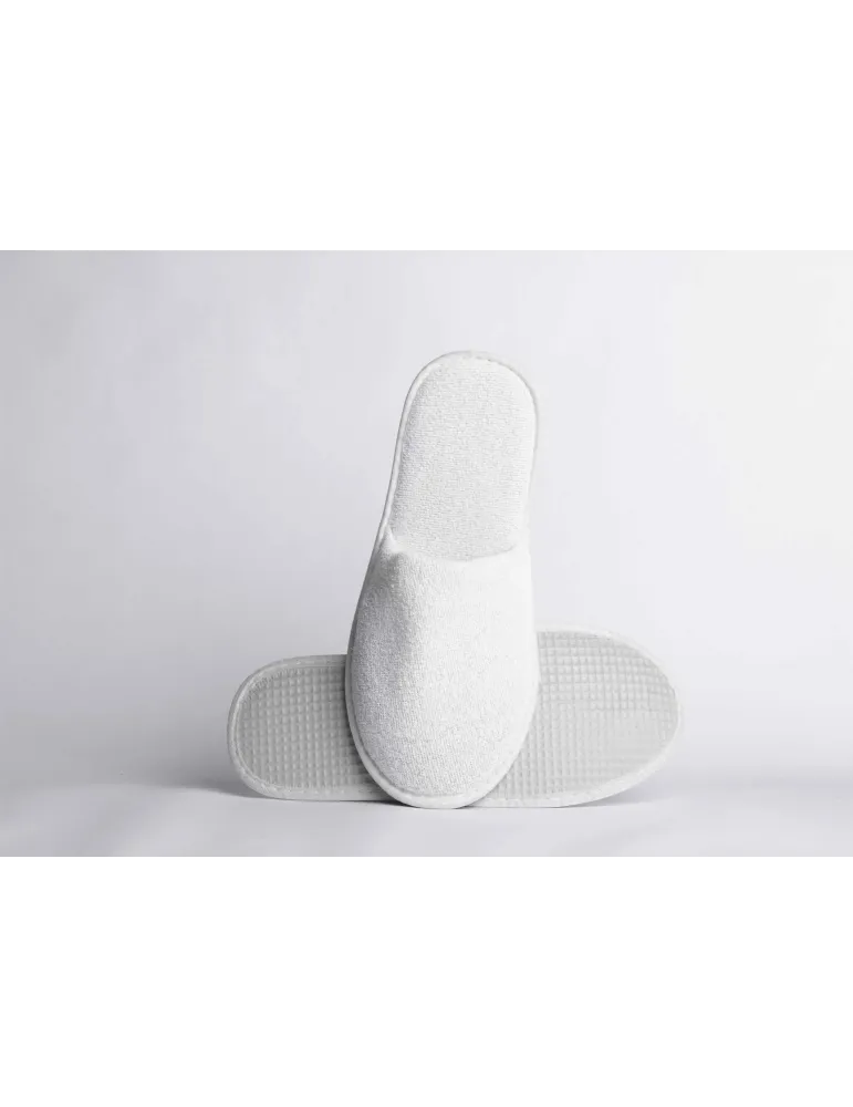 Witte katoenen badstof schoenen voor hotels