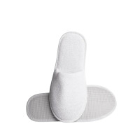 Witte katoenen badstof schoenen voor hotels