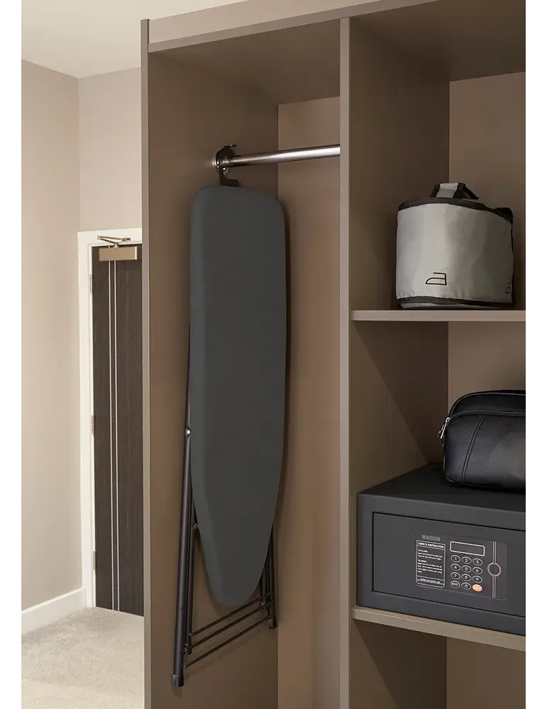 Corby Of Windsor Perchero para tabla de planchar Sherwood | Equipamiento para hoteles y spas Merveyl