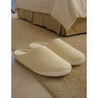Pantuflas de hombre blancas cerradas con suela gruesa
