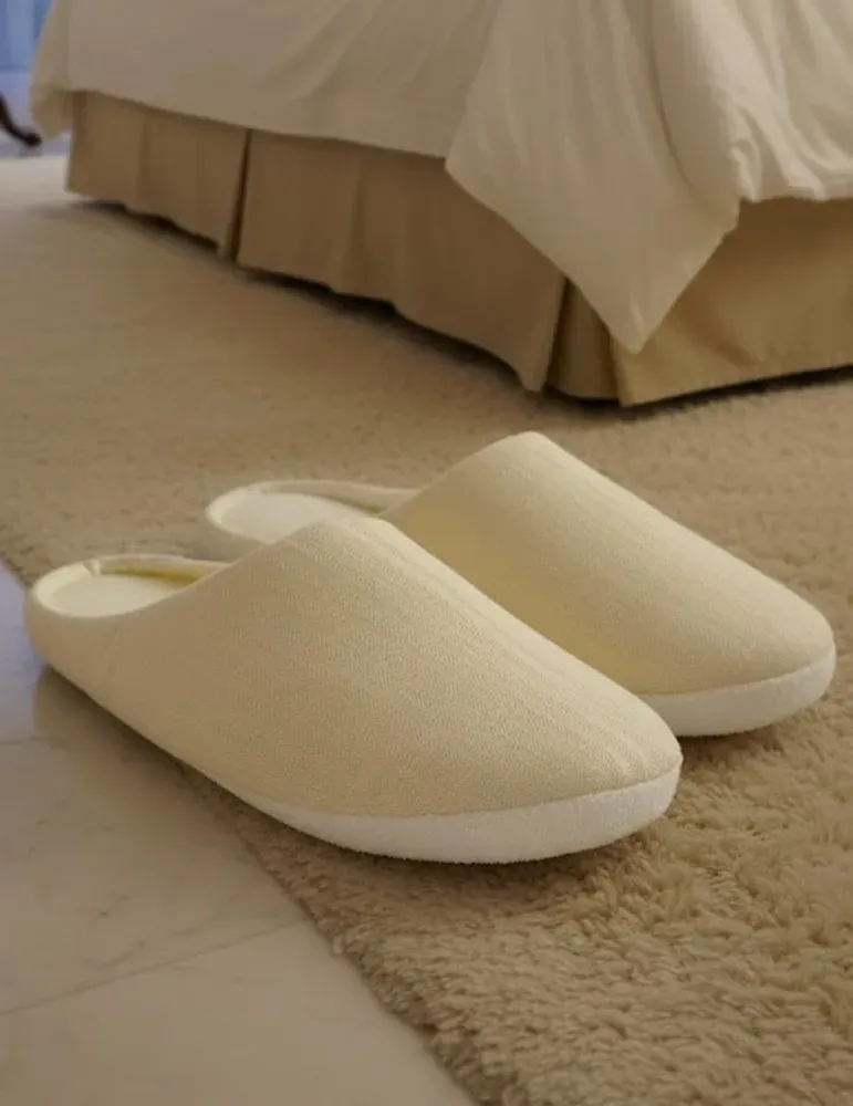 Pantuflas Blancas Cerradas para Mujer con Suela Gruesa