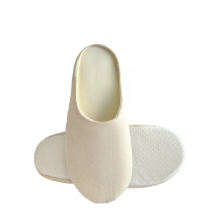 Pantuflas de hombre blancas cerradas con suela gruesa