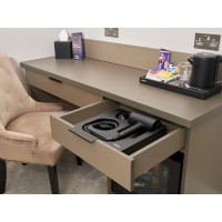 Corby Of Windsor Stratus Soporte para secador de pelo para cajón | Equipamiento para hoteles y spas Merveyl